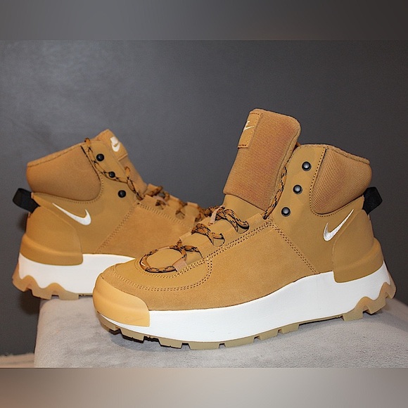 Nike Shoes - Nike Women’s Classic City Boot !!